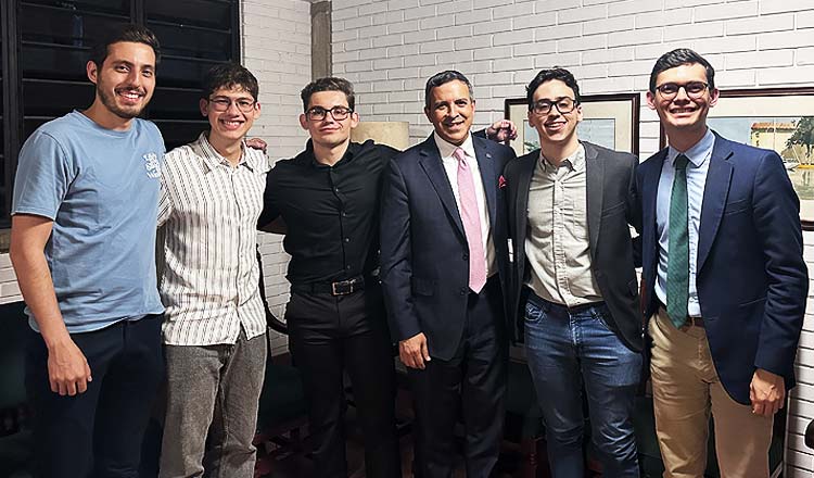 Con algunos asistentes